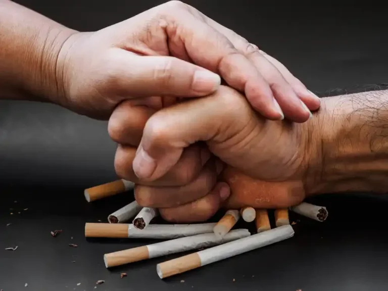 ترک سیگار و مواد همزمان؛ خطرناک یا مفید؟